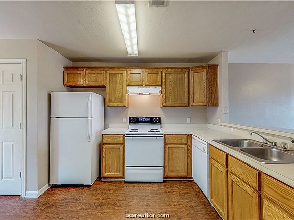 3rd image of 1509 Hollowhill Dr APT A