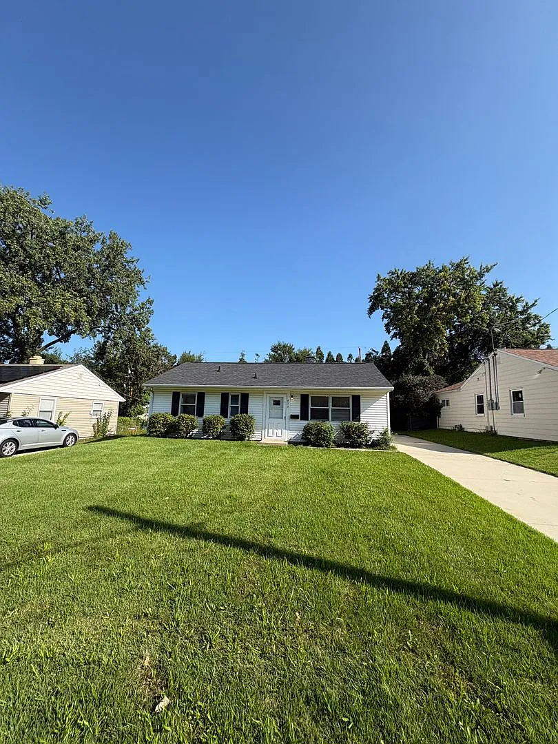Charming 3-Bedroom Home in Peoria Detached Garage, Off-Street Parking, Move-In Ready! — Photo 1