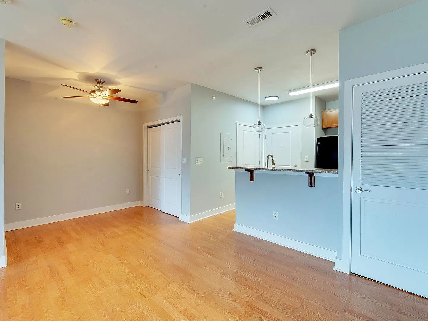 Beautifully updated and clean top floor studio minutes from uptown and historic Wesley Heights ne... — Photo 3