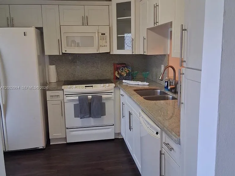 301 NE 14th Ave #202 — Photo 1