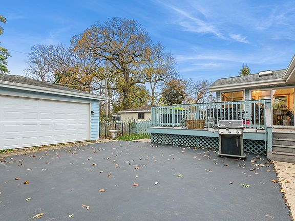 3rd image of 121 E Hawthorne Blvd