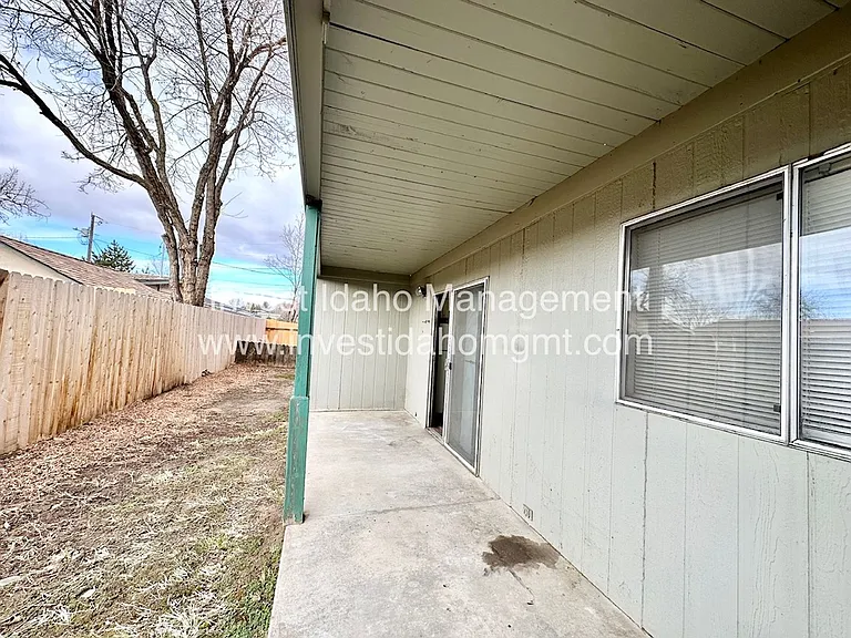 1097 Melrose — Photo 9