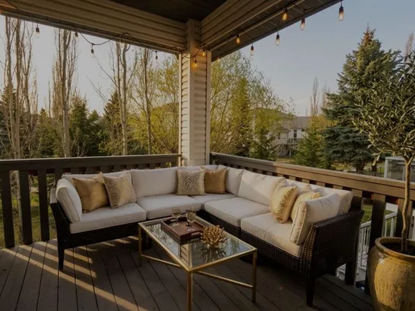 117 NW Woodpark Close SW, Calgary, AB T2W 6H1