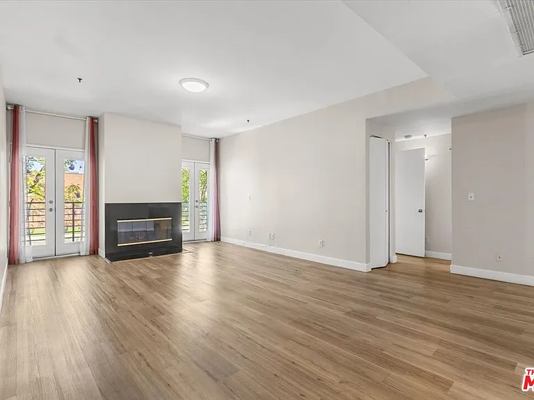5350 White Oak Ave #209 — Photo 2