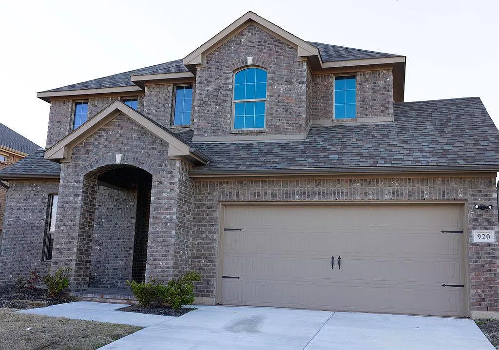 4 bed, 2.5 bath, 2427 sqft, $2,800 — Photo 1
