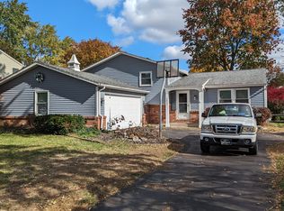 3842 Farmbrook Dr, Sylvania, OH 43560