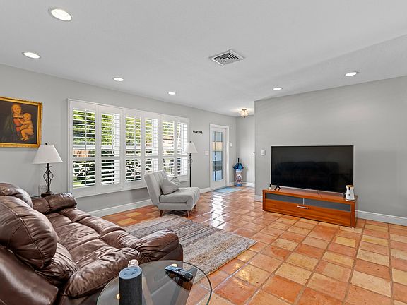 2nd image of 200 SW 5th Street