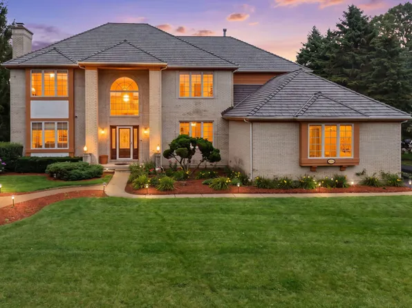 28951 Forest Lake Ln, Libertyville, IL 60048