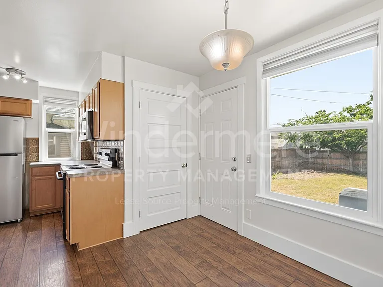 914 E Indiana Ave — Photo 26