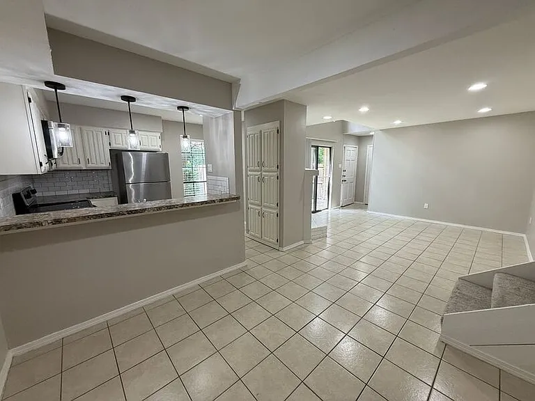 889 Dublin Dr #D — Photo 3