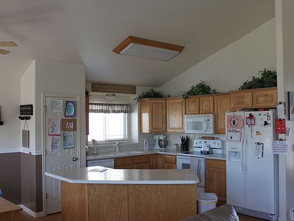 Nice open kitchen & dining area