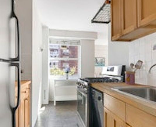 5th image of 90 La Salle St APT 9D