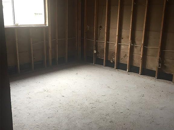 4th image of 16027 Bear Hill Dr