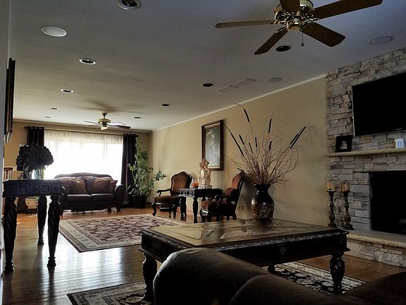 3rd image of 8710 W Park Ln