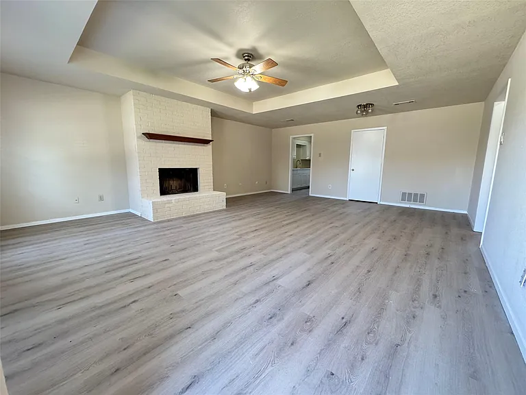 528 Post Oak Ln — Photo 3