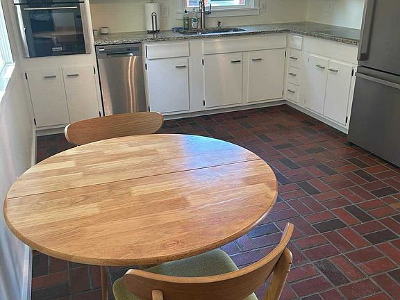 4th image of 1036 Della Dr