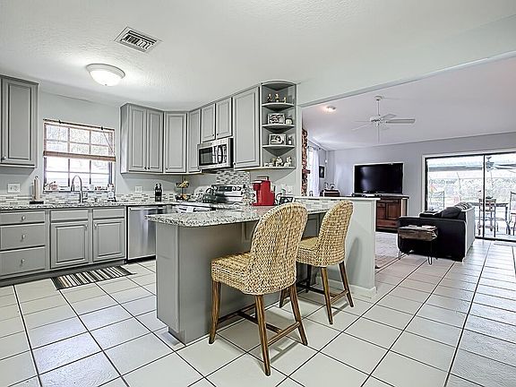 5th image of 2115 Suzanne Dr