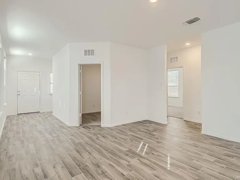 140 Bennington Dr — Photo 9