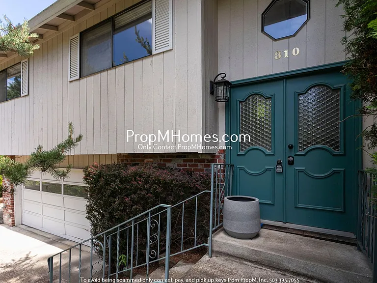 810 SW Spring Ln — Photo 2