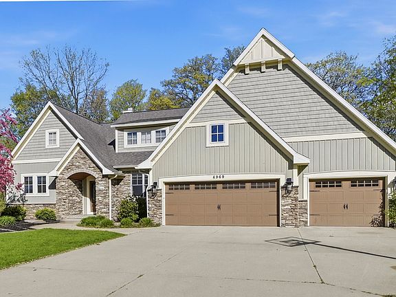 3rd image of 4969 Meadow Springs Trl SE