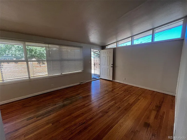 1932 Dallas St — Photo 4