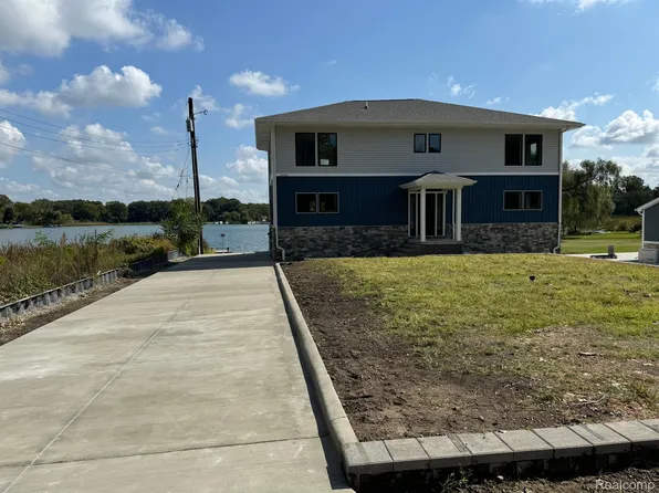 5974 Carroll Lake Rd, Commerce Township, MI 48382