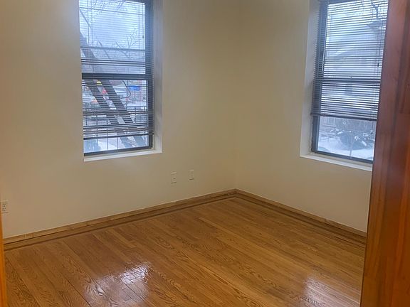 5th image of 16009 Sanford Ave