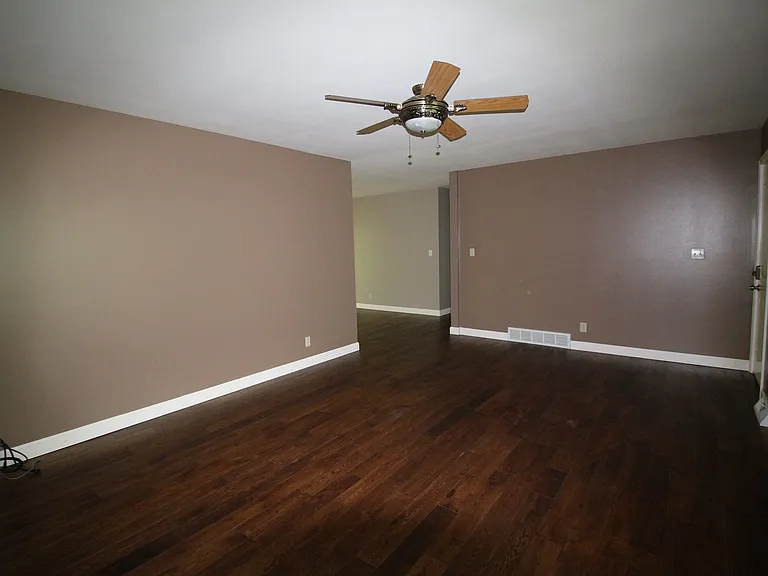 133 Youngridge Dr — Photo 5