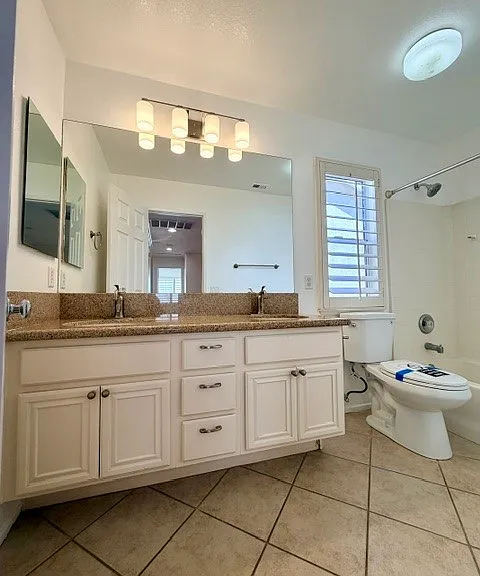 28 Granada — Photo 12