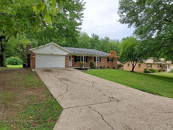 Very well maintained ....... plenty of garage and driveway parking ....... Remote Garage door openers !!