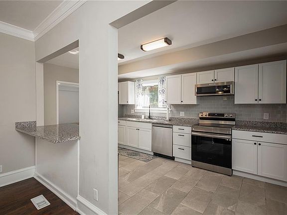 4th image of 4219 Kenwood Ave