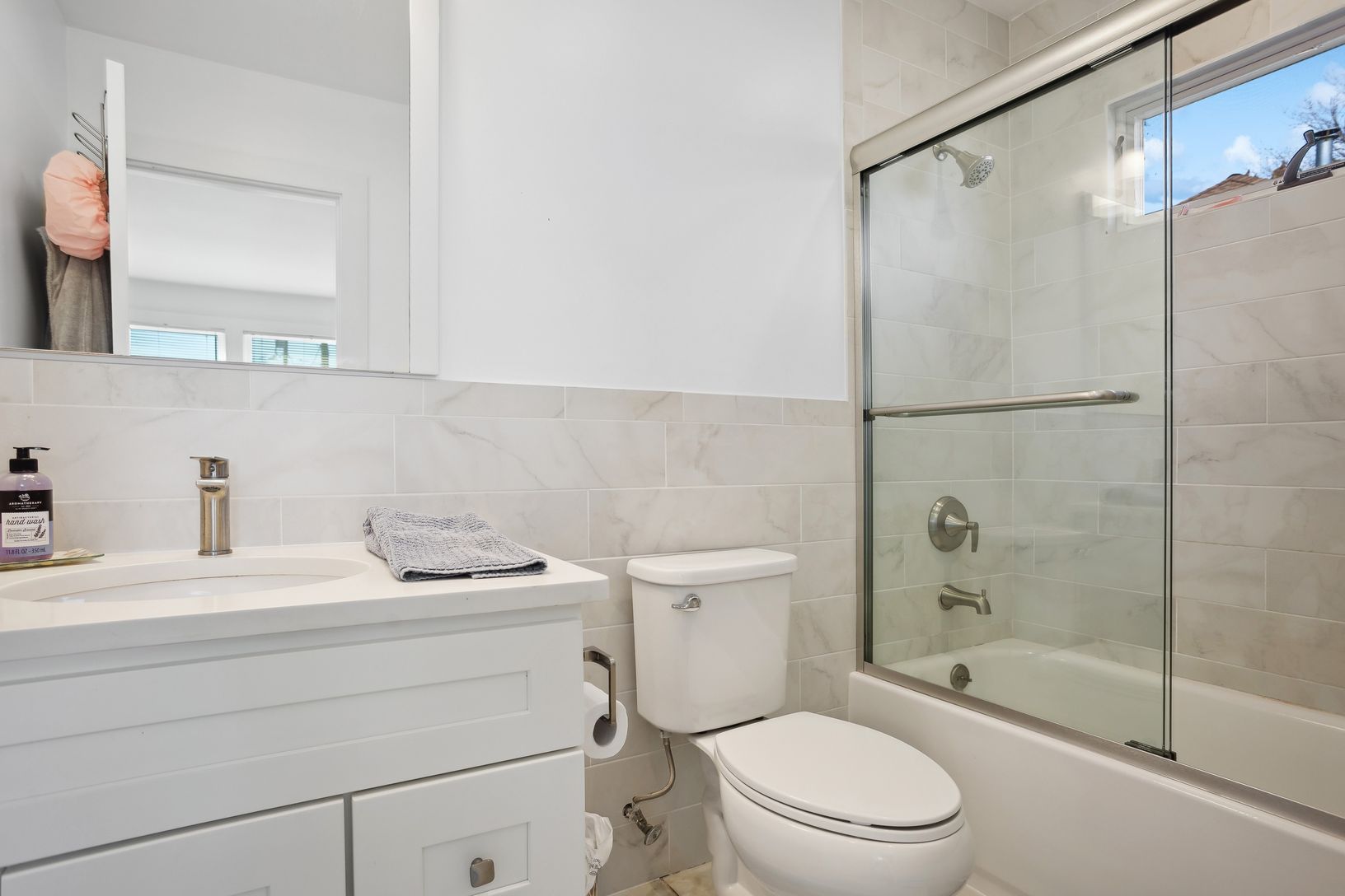  primary private en-suite bath