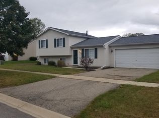 574 Town Trl, Pinckney, MI 48169
