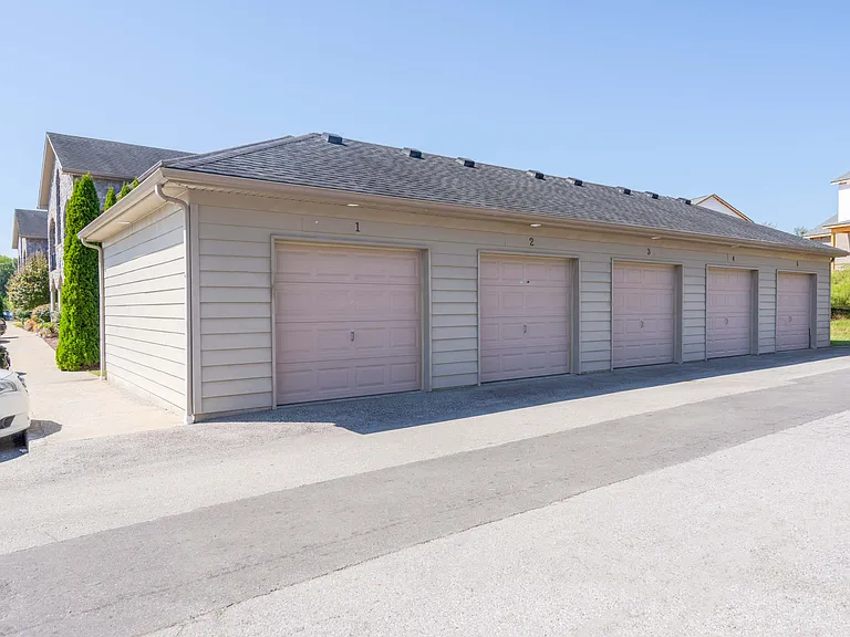 Greenbrier Apartments — Photo 15