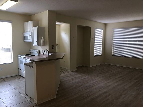 4th image of 13700 Richmond Park Dr N APT 401