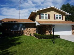 24 Sycamore Ln, Lincoln, IL 62656