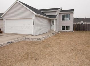 1888 Huntington Ln, West Fargo, ND 58078