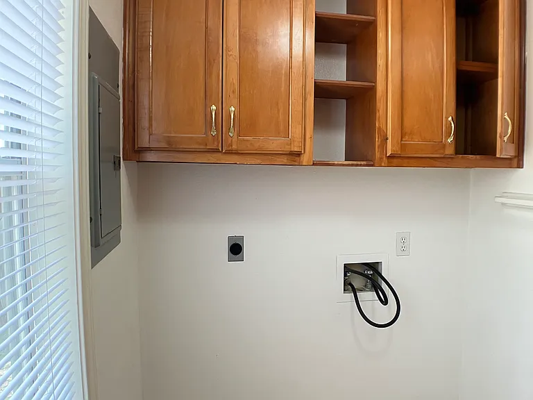 Downstairs 1/2 bath, W/D hookups