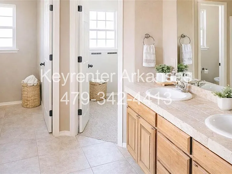 741 Venice St — Photo 10