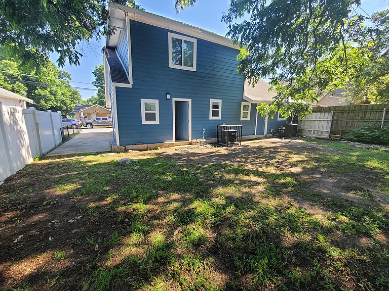409 W Pembroke Ave — Photo 10