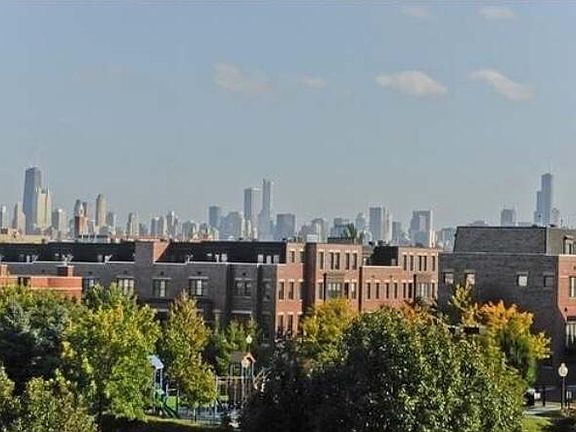 3rd image of 1735 W Diversey Pkwy APT 421