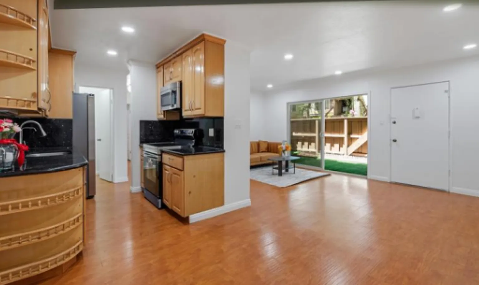 2 bed, 924 sqft, $3,000 — Photo 2