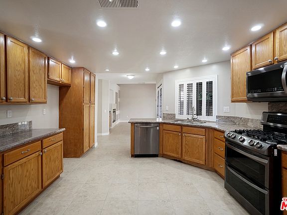 3rd image of 40011 Fairwood Cir