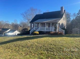5546 Creek Point Dr, Hickory, NC 28601