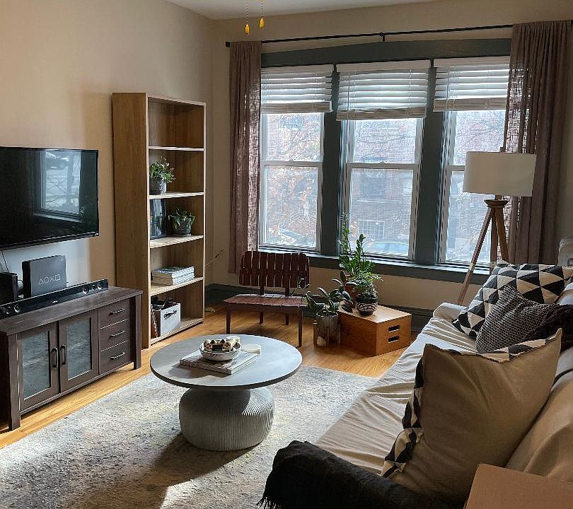 1st image of 1528 W Winnemac Ave #8