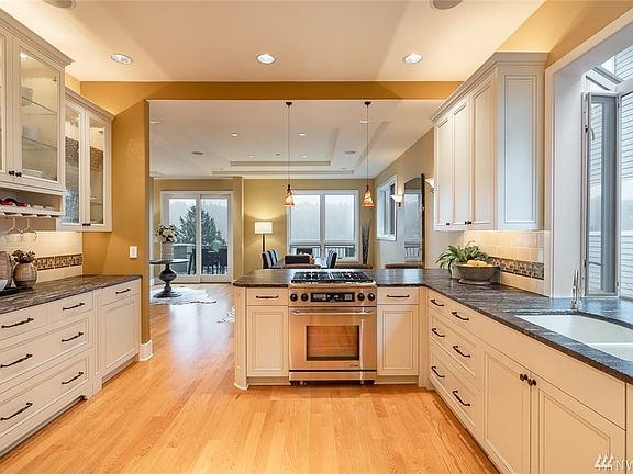 3rd image of 2412 W Lake Sammamish Pkwy NE