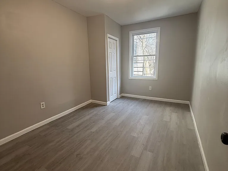 291 W Runyon St #2F — Photo 5
