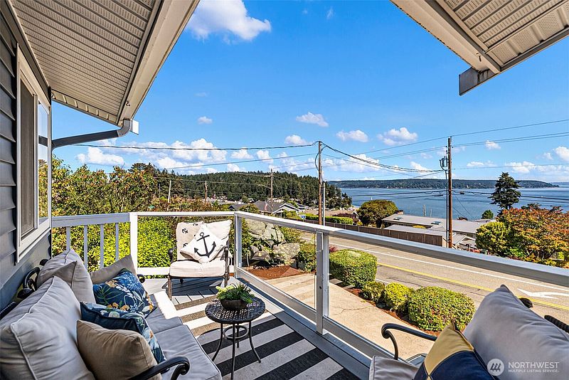 5th image of 7108 Soundview Drive NW