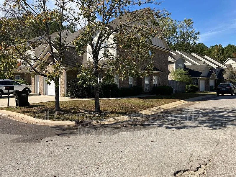 3 bed, 2.5 bath, 1709 sqft, $2,195 — Photo 2