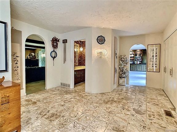 4th image of 189 Crestwood Ln